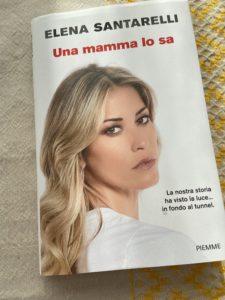 La copertina di "Una mamma lo sa" di Elena Santarelli: un libro sospeso tra il dolore e la speranza