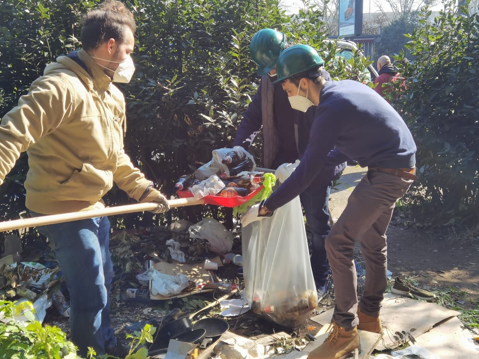 Think Green, i caschi verdi che ripuliscono Roma